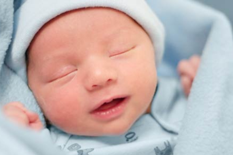 Villamosmegálló mellett született meg egy csecsemő Miskolcon