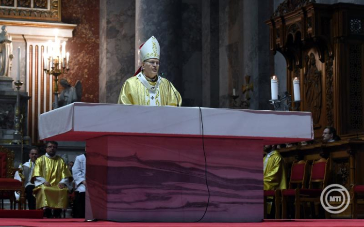 Erdő Péter: Jézus az utolsó vacsorán a végsőkig elmenő szeretet példáját hagyta ránk