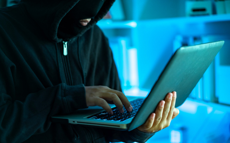 Elfogták egy online csalásokra szakosodott bűnbanda ukrán vezetőjét