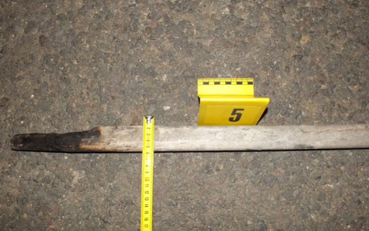 Felfegyverkezve, csoportosan támadtak rá egy családra