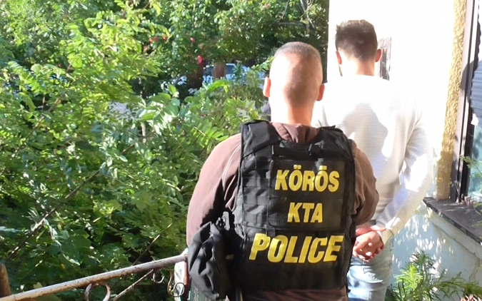 Élettársának közvetített szexpartnereket