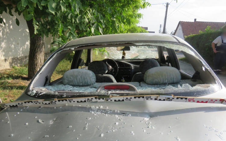 Baltával verte szét veje kocsiját - Fotók