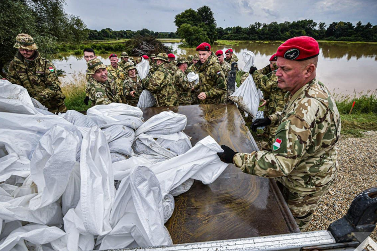 A honvédelmi miniszter elrendelte katonák kivezénylését árvízvédelmi munkálatokra